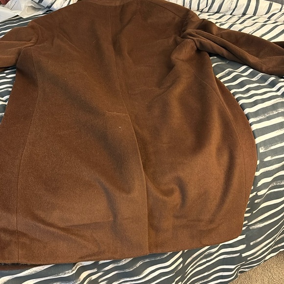 Gorgeous winter coat barely worn. Like new - Picture 5 of 5